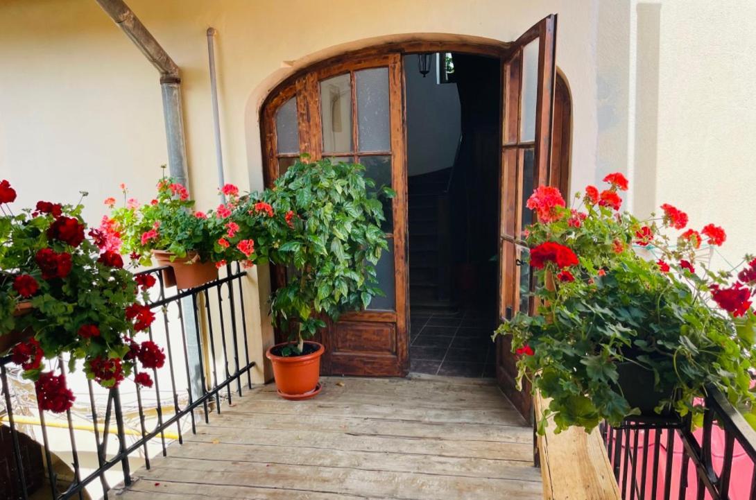 Spacious Stylish Apartment In Old Town Сибиу Екстериор снимка